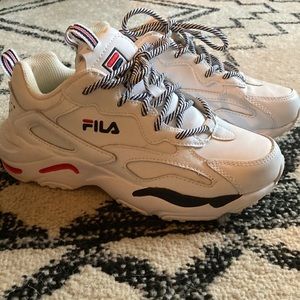 I’m selling these white chunky fila sneakers in a size 7 1/2.